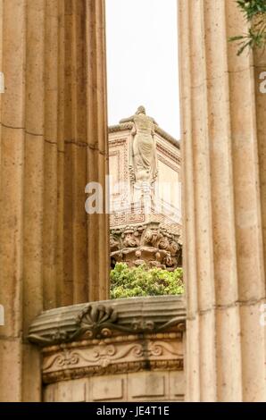 Une vue sur les détails architecturaux du palais des Beaux-Arts à San Francisco, Californie, États-Unis d'Amérique. Une colonnade Grecque romaine architecture avec statues et sculptures autour d'un lagon. Banque D'Images