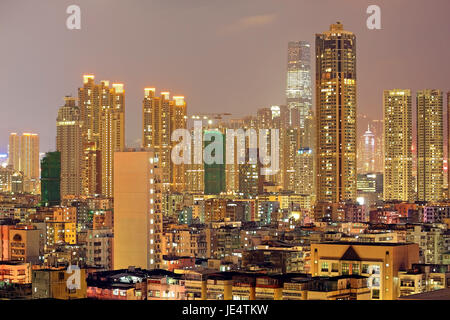 Ville urbaine au coucher du soleil avec tous les feux allumés Banque D'Images