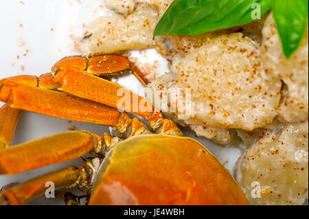 Italienne maison frais gnocchi à la sauce aux fruits de mer et basilic crabe Banque D'Images