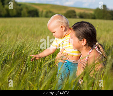 Bébé et maman de champ de blé Banque D'Images