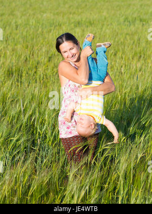 Bébé et maman de champ de blé Banque D'Images