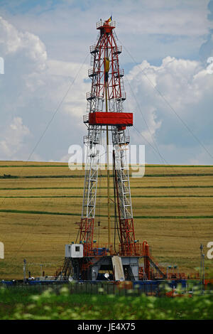 Tourné en couleur d'un forage de gaz de schiste sur un terrain. Banque D'Images