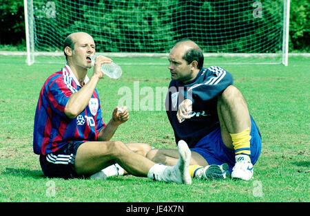 Footballeur italien, Attilio Lombardo avec coach Ray Wilkins à Crystal Palace FC camp d'entraînement à Surrey UK Banque D'Images