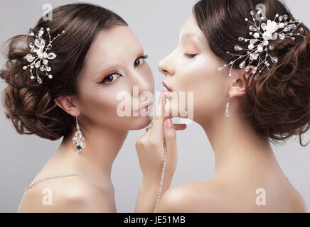 La sensualité. Deux femmes avec des modèles de mode Trendy Make-up Banque D'Images