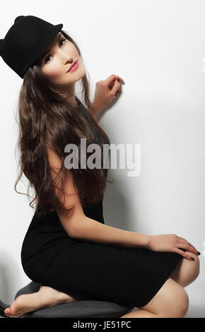 Femme authentique en robe noire et chapeau en laine Banque D'Images