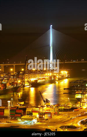 Entrepôt avec port de conteneurs et marchandises de nuit Banque D'Images
