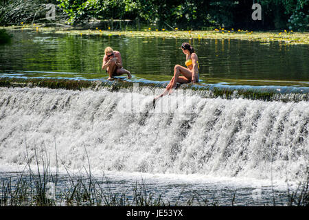 Les nageurs et les baigneurs profiter de l'eau à Warleigh Weir sur la rivière Avon près de Bath dans le Somerset. Banque D'Images