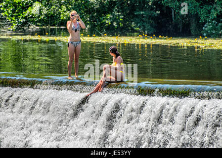 Les nageurs et les baigneurs profiter de l'eau à Warleigh Weir sur la rivière Avon près de Bath dans le Somerset. Banque D'Images