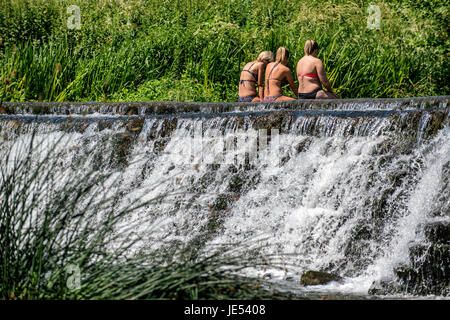 Les nageurs et les baigneurs profiter de l'eau à Warleigh Weir sur la rivière Avon près de Bath dans le Somerset. Banque D'Images