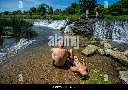 Les nageurs et les baigneurs profiter de l'eau à Warleigh Weir sur la rivière Avon près de Bath dans le Somerset. Banque D'Images
