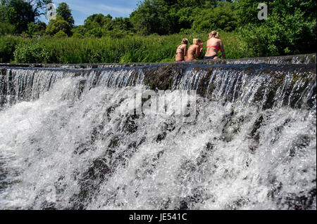 Les nageurs et les baigneurs profiter de l'eau à Warleigh Weir sur la rivière Avon près de Bath dans le Somerset. Banque D'Images