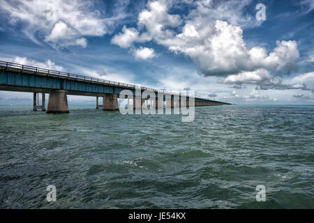 Le pont Old Seven Mile Bridge en Floride est également connu sous le nom de Knights Key-Pigeon Key-Moser Channel-Pacet Channel Bridge relie Knight's Key dans les Middle Keys à Little Duck Key dans les Lower Keys. Il a été construit de 1909 à 1912 et est le plus long des ponts du chemin de fer de la côte est de Floride (FECR) d'origine. En 2008, il était fermé à la circulation. Un nouveau pont Seven Mile a été construit en 1978-1982. Banque D'Images