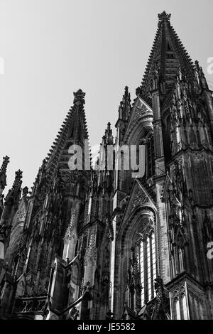 Avec une hauteur de ca.157 mètres sont les deux tours de Cologne la 2ème plus haute église tours dans le monde. (Seule la tour de la cathédrale d'Ulm, en Allemagne, est plus élevée avec 161 mètres). La cathédrale avec son nom officiel „la haute cathédrale Saint-Pierre est l'une des églises les plus célèbres au monde. La hauteur de la voûte de 43.5 mètres est très imposante. Chef-d'œuvre de style gothique, 20,000-30,000 visiteurs viennent jour après jour pour voir la beauté de ce bâtiment. En 1996, la cathédrale a été ajoutée à la liste du patrimoine mondial de l'UNESCO. Banque D'Images