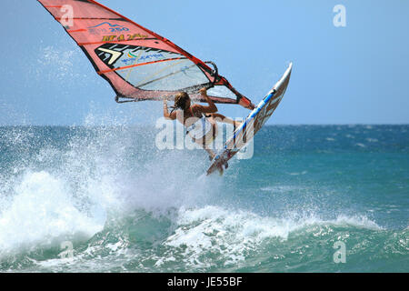 JERICOACOARA.CEARA/BRASIL - CIRCA JANVIER 2017 : windsurfer femail italienne Laura sportmen rjumping sur la vague s'amusant de la planche à voile Banque D'Images