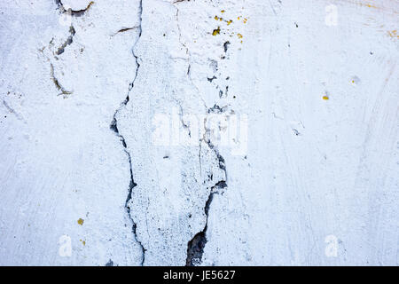 Mur Blanc fissuré avec de riches et diverses textures. Banque D'Images