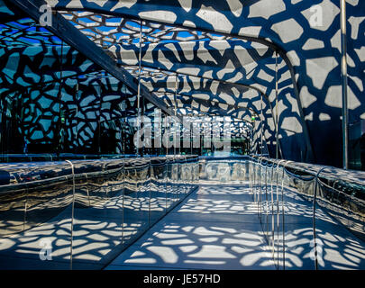 MUCEM, Marseille, France, avril 2017, couloir dans un musée moderne avec la lumière du soleil traversant un mur en béton Banque D'Images