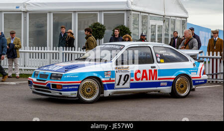 1988 Ford Sierra Cosworth RS500 avec chauffeur Andrew Kirkley quitter le paddock à Goodwood GRRC MEMBRES 75e séance, Sussex, UK. Banque D'Images