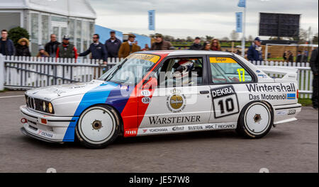 1989 BMW M3 E30 Un groupe de voitures de tourisme avec chauffeur Emanuele Pirro à Goodwood GRRC MEMBRES 75e séance, Sussex, UK. Banque D'Images