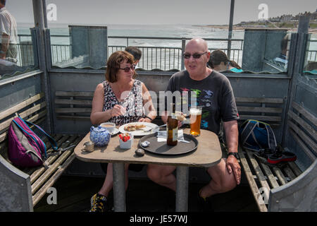 Southwold, Suffolk, Angleterre, Royaume-Uni. 21 juin 2017 Le gentil La station balnéaire de Southwold sur la côte du Suffolk a un merveilleux pier et miles de être Banque D'Images