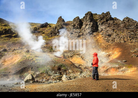 L'eau bouillante et de la boue dans la vallée de Reykjadalur dans le sud de l'Islande Banque D'Images