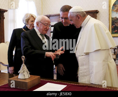 Le pape François rencontre le président irlandais Michael D. Higgins lors d'une audience privée au Vatican comprend : le Pape François, Michael D. Higgins Où : Rome, Italie Quand : 22 mai 2017 Credit : IPA/WENN.com **Uniquement disponible pour publication au Royaume-Uni, USA, Allemagne, Autriche** Banque D'Images