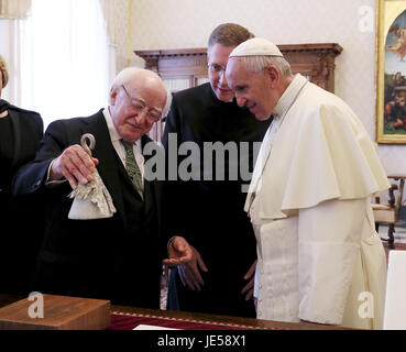 Le pape François rencontre le président irlandais Michael D. Higgins lors d'une audience privée au Vatican comprend : le Pape François, Michael D. Higgins Où : Rome, Italie Quand : 22 mai 2017 Credit : IPA/WENN.com **Uniquement disponible pour publication au Royaume-Uni, USA, Allemagne, Autriche** Banque D'Images