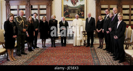 Le pape François rencontre le président irlandais Michael D. Higgins lors d'une audience privée au Vatican comprend : le Pape François, Michael D. Higgins Où : Rome, Italie Quand : 22 mai 2017 Credit : IPA/WENN.com **Uniquement disponible pour publication au Royaume-Uni, USA, Allemagne, Autriche** Banque D'Images