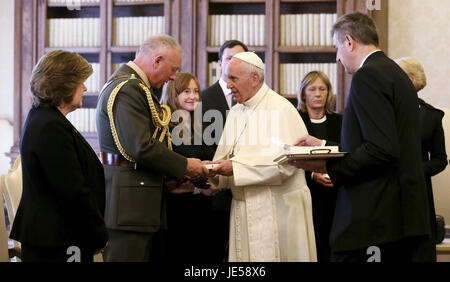 Le pape François rencontre le président irlandais Michael D. Higgins lors d'une audience privée au Vatican comprend : le Pape François, Michael D. Higgins Où : Rome, Italie Quand : 22 mai 2017 Credit : IPA/WENN.com **Uniquement disponible pour publication au Royaume-Uni, USA, Allemagne, Autriche** Banque D'Images