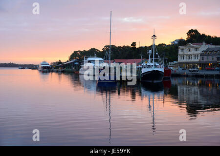 Strahan front au coucher du soleil sur la côte ouest de la Tasmanie, Australie Banque D'Images
