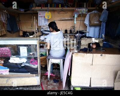 ANTIPOLO CITY, PHILIPPINES - le 14 juin 2017 : un tailleur travaille dans son atelier de couture. Banque D'Images