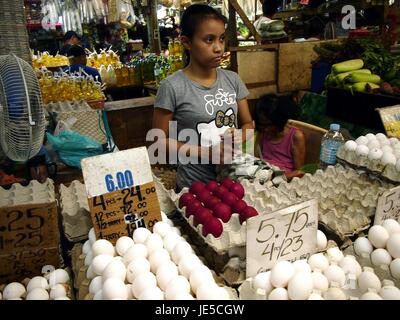 ANTIPOLO CITY, PHILIPPINES - le 14 juin 2017 : un marché vendeur vend une variété d'œufs de canard et de poulet dans son étal. Banque D'Images