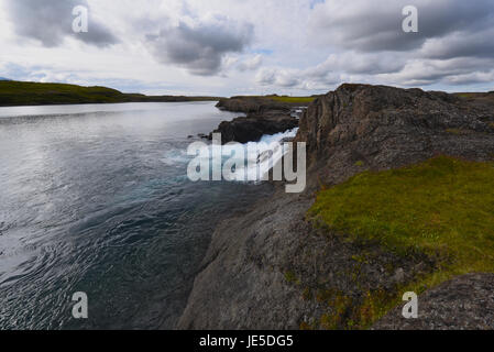 Petite cascade dans un lac sur la péninsule de Snaefellsness. Banque D'Images