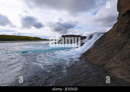 Petite cascade dans un lac sur la péninsule de Snaefellsness. Banque D'Images