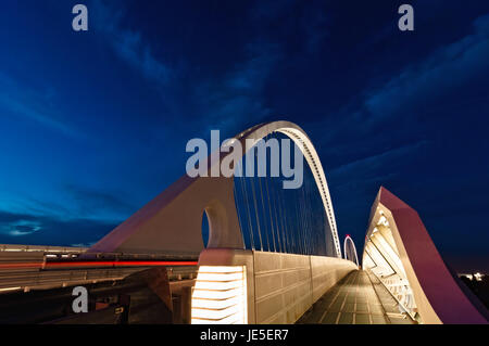 Ponts célèbres complexes par l'architecte Santiago Calatrava à Reggio Emilia sur Avril 06, 2012. L'arche centrale du pont est de 220 mètres de long et 50 mètres de haut Banque D'Images