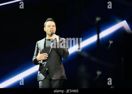 Torino, Italie. 21 Juin, 2017. Le chanteur italien Tiziano Ferro live jouée au Stade Olympique, avec sa 'Il Mestiere della vita tour'. Un concert/show plein d'énergie, des lumières, de la chaleur, où tout a le goût colossal. Crédit : Elena Aquila/Pacific Press/Alamy Live News Banque D'Images