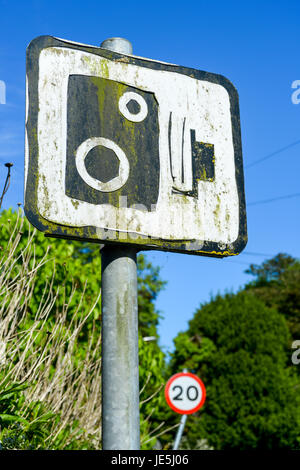 Speed camera sign montrant des signes d'usure et de dégradation. Banque D'Images