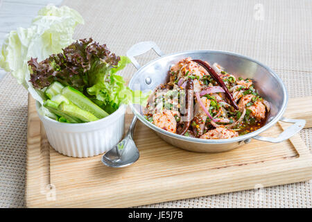 Salade de saumon épicé de style thaï avec des légumes frais Banque D'Images