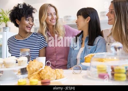 Friends chatting in cafe Banque D'Images