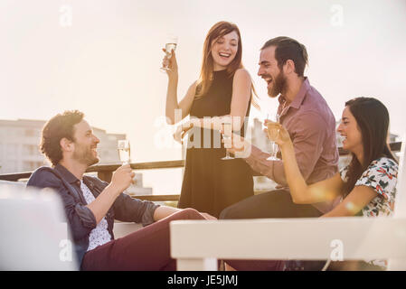 Groupe d'amis se détendre avec du vin en plein air Banque D'Images