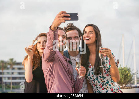 Friends posing pour ensemble selfies Banque D'Images