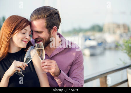 Couple drinking champagne together Banque D'Images