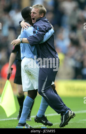 ANDREW COLE & STUART PEARCE MANCHESTER CITY V PORTSMOUTH ANGLETERRE MANCHESTER CITY SPORT 27 Août 2005 Banque D'Images