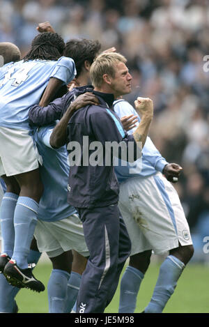 ANDREW COLE & STUART PEARCE MANCHESTER CITY V PORTSMOUTH ANGLETERRE MANCHESTER CITY SPORT 27 Août 2005 Banque D'Images