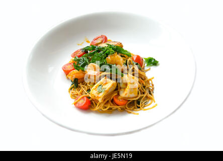 Épicé sauté de fruits de mer spaghetti à appeler KEE MAO CNE sur fond blanc Banque D'Images