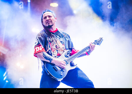 Clisson, France. 18 Juin, 2017. Cinq Doigts Décès Punch en live au Hellfest Festival 2017 avec leur nouvelle chanteuse Tommy Vext. Credit : Alessandro Bosio/Pacific Press/Alamy Live News Banque D'Images