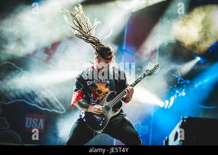 Clisson, France. 18 Juin, 2017. Cinq Doigts Décès Punch en live au Hellfest Festival 2017 avec leur nouvelle chanteuse Tommy Vext. Credit : Alessandro Bosio/Pacific Press/Alamy Live News Banque D'Images