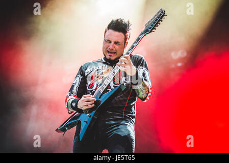 Clisson, France. 18 Juin, 2017. Cinq Doigts Décès Punch en live au Hellfest Festival 2017 avec leur nouvelle chanteuse Tommy Vext. Credit : Alessandro Bosio/Pacific Press/Alamy Live News Banque D'Images