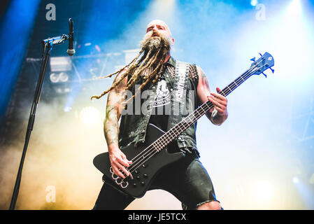 Clisson, France. 18 Juin, 2017. Cinq Doigts Décès Punch en live au Hellfest Festival 2017 avec leur nouvelle chanteuse Tommy Vext. Credit : Alessandro Bosio/Pacific Press/Alamy Live News Banque D'Images