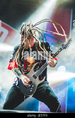 Clisson, France. 18 Juin, 2017. Cinq Doigts Décès Punch en live au Hellfest Festival 2017 avec leur nouvelle chanteuse Tommy Vext. Credit : Alessandro Bosio/Pacific Press/Alamy Live News Banque D'Images