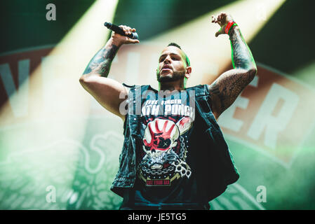 Clisson, France. 18 Juin, 2017. Cinq Doigts Décès Punch en live au Hellfest Festival 2017 avec leur nouvelle chanteuse Tommy Vext. Credit : Alessandro Bosio/Pacific Press/Alamy Live News Banque D'Images